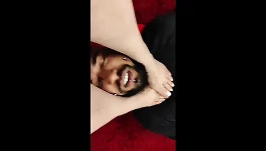 Masör bir iş görüşmesinde cezalandırıldı ve Tiffany onu küçük ayaklarla oynamaya zorladı