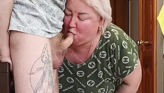 Ibu tiri nyepong dan ngocok kontol sampai crot di mulutnya