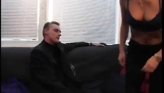 Seksi sarışın amcık yalamanın tadını çıkarıyor ve sonra sert sikişiyor