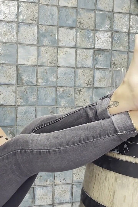 나무 통에 핥는 가면을 쓴 Valeria Bare Sole
