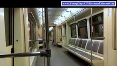 Un Allemand se branle dangereusement dans le métro