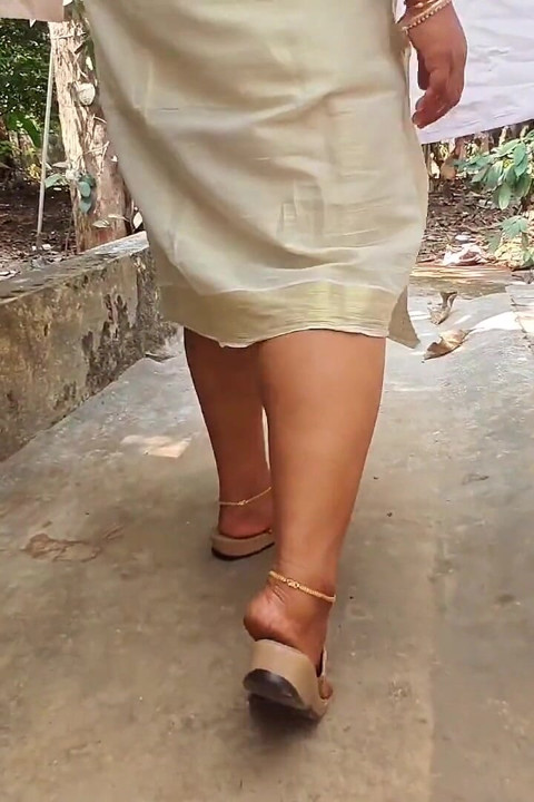 Gadis desi berpakaian klasik telanjang hanya memakai permata