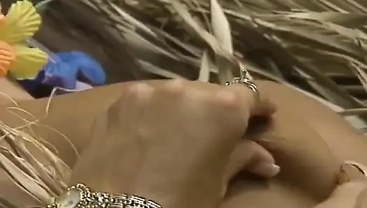 Sinnliche Lesben im tropischen Paradies mit Fruchtspielen