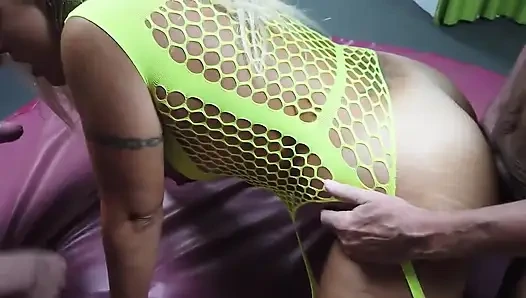 Cewek rambut pirang ngentot cowok berondong dan pria tua di klub swinger