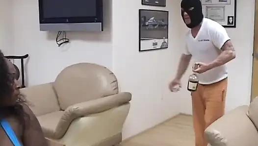 Schwarz-weiß-dreier, muschi ficken, muschi lecken im büro ... in den mund kommen