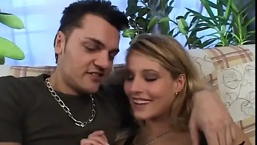 Harika sürtük ile üçlü seks sikiliyor ve iki büyük yarakla ağzına ve göt deliğine boşalıyor