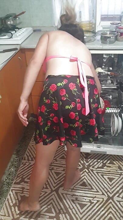 Moje próby podniecenia seksualnego mojej dziewczyny podczas sprzątania kuchni.
