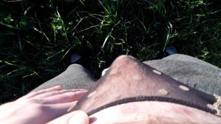 Pau pequeno maricas usando calcinha ao ar livre