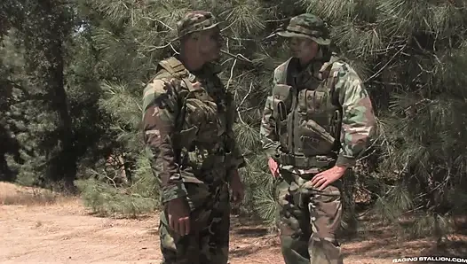 Kollarımda üvey erkek kardeşleri homurdanıyor
