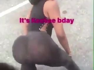 Sexy karamel hottie twerkt op haar verjaardag