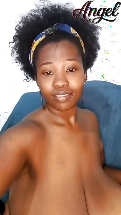 Egy egyszerű nagymellű maszturbál és egyedül szórakozik