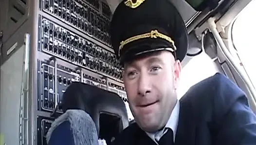 Randy pilot streichelt sexy brünette im cockpit