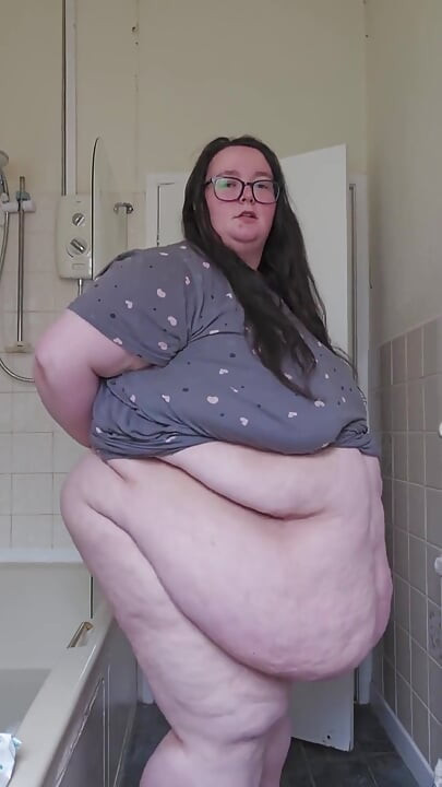 SSBBW Γδύσιμο στο μπάνιο Εξερεύνηση λίπους σώματος