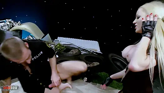 Cindy Behr ve Jamie Barry üniformalı sikiş festivalinde