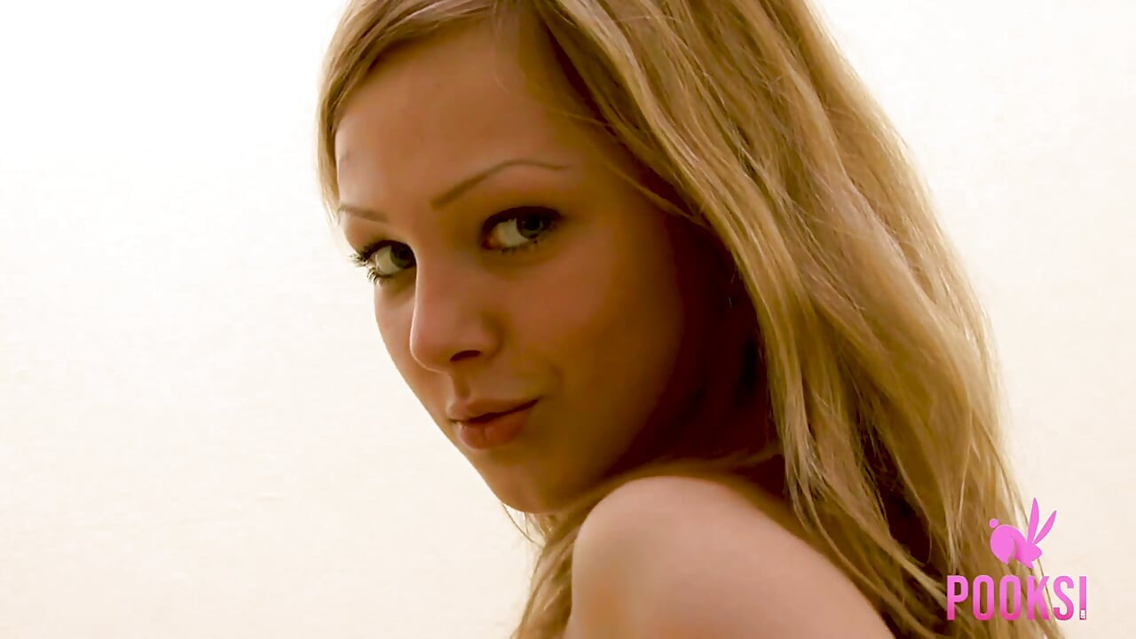 Płaska blondynka Coed Lily striptizing i tarcie cipki