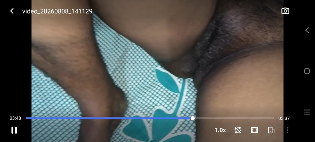Indische tamilische ehefrau saranya zeigt möpse-videos