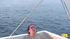 Trzy napalone amatorskie lesbijki jedzą sobie cipki i masturbują się podczas rejsu łodzią
