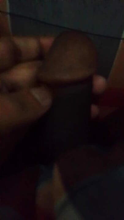 Một cậu bé tận hưởng thời gian của mình vào ban đêm một mình