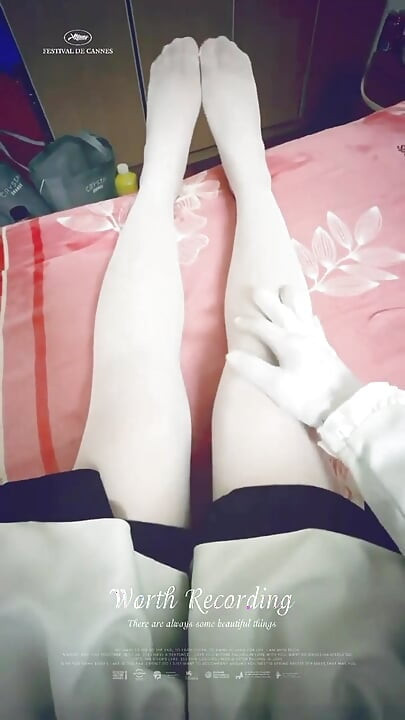 남자아이들은 흰색 팬티스타킹과 메이드 복장을 입고 있습니다