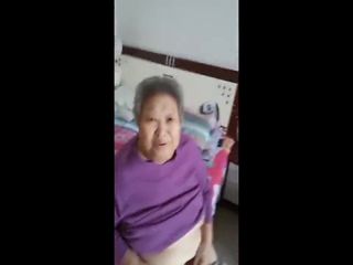 75letá asijská babička je ošukaná a má necenzurovaný výstřik