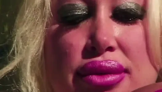 Blonde Bombshell masturbiert am Pool