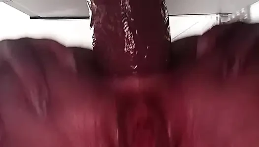 Cewek ini lagi asik muasin lubangnya pakai dildo - close up