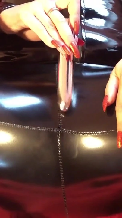 Moment puissant de « PVC noir, bottines et vibromasseurs »