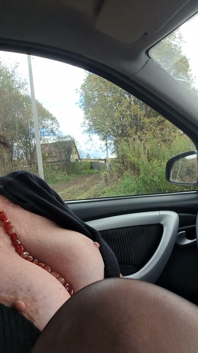 Wat dames in het dashboardkastje van hun auto bewaren...