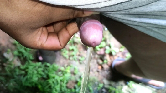 Mear al aire libre de gordo negro, mostrándole orinar al aire libre, casi meando en mis pantalones.  Uy ..!!