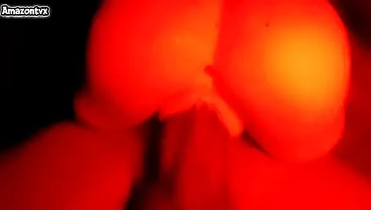 Küçük seks bebeğinin vajinasının içine boşalma