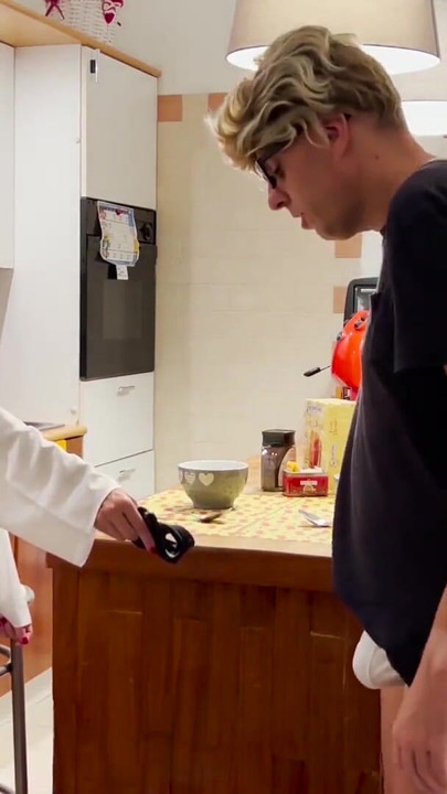 BEYAZ TAYTLı TEYZEYI GÖREN BAKIRENIN DURDURULAMAZ VE BEKLENMEDIK EREKSIYON | Klip 1