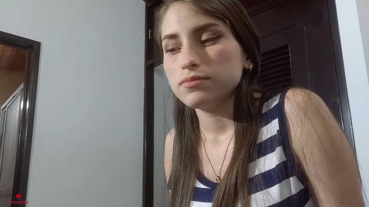 無邪気な顔をした義理の妹は、私に素晴らしいオーラルをさせてほしいと頼みます