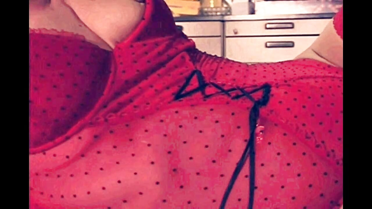 Heiße MILF in roten dessous gefistet und mit großem schwarzem dildo in den arsch gefickt