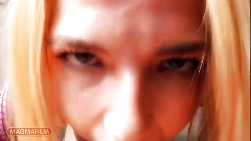 หัวเราะและหุ่นสวยของสาวผมบลอนด์
