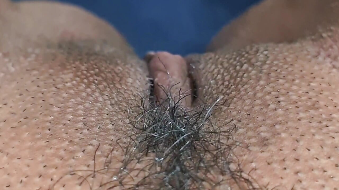 夫が職場で、そのビッチが彼女の精液で満たされた膣の動画を送る