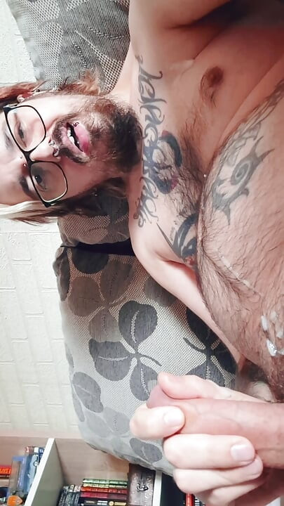 一邊聞我的臭穴，一邊品嘗我的腳，一邊撫摸我毛茸茸的雞巴