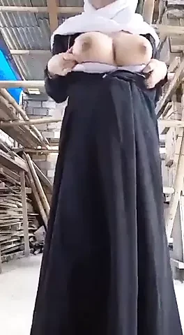 Indisches Mädchen mit nackten Möpsen