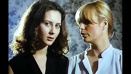 Siyah ipek çoraplı ingilizce dublaj