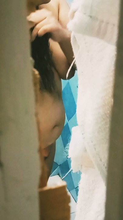 내 통통한 멕시코 시어머니가 샤워하는 동안 그녀를 녹화하게 해 | 클립 1