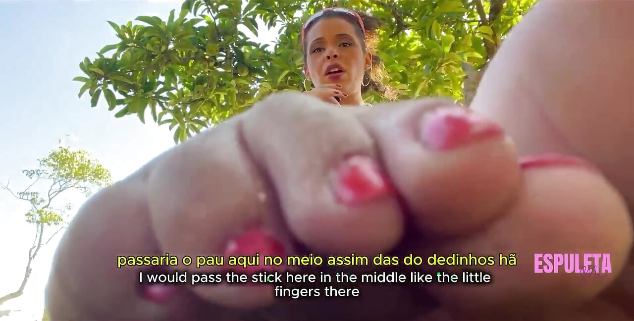 Je te masturbe dehors avec mes pieds nus