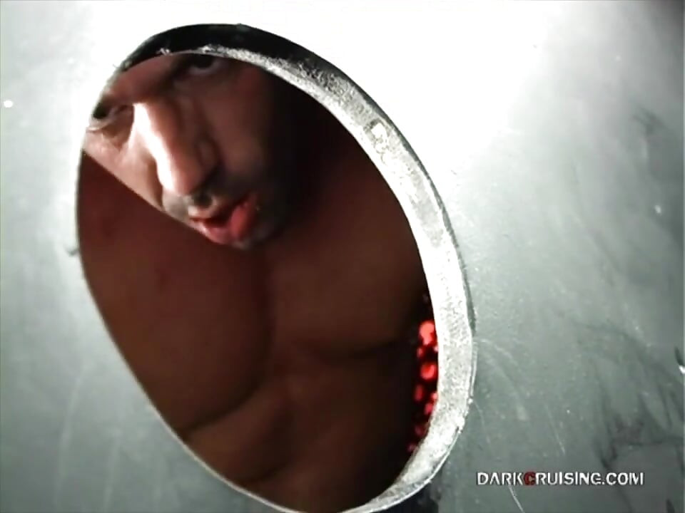 Darkcruising.com - Orgie interraciale en glory hole