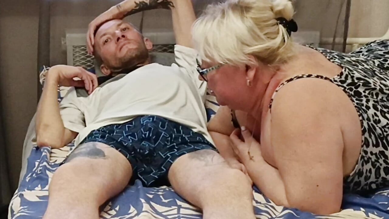 Svršavanje od dubokog pušenja u usta moje maćehe