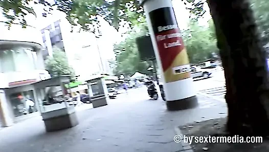 Berlin Ku'dammraser Azgın Kızı Sürükleyerek Götürüyor