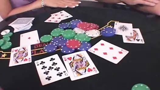 Mega ateşli esmer hatun pokerden sonra sikiliyor