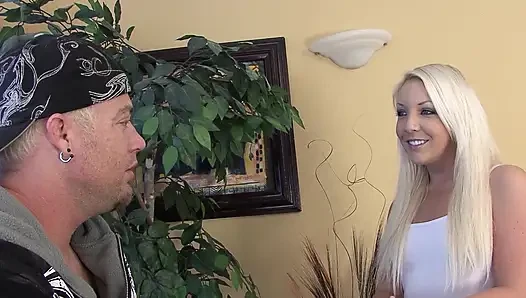 Lust babes szene 1: Blondes schätzchen mit großen stiefeln wird von ihrem fotografen gefickt, bekommt gesichtsbesamung und creampie
