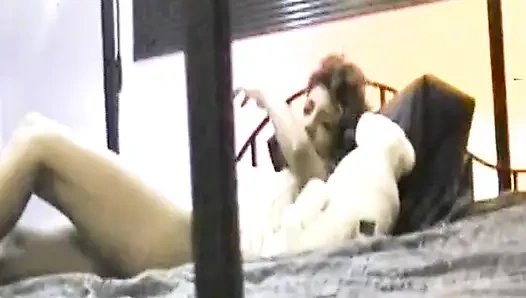 Geile brünette MILF fingert ihre haarige muschi zum höhepunkt