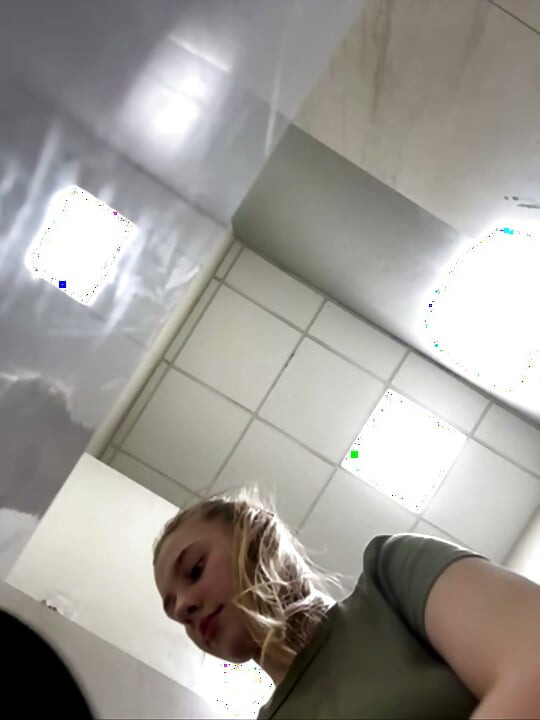 Трахаю пальцами киску в спортзале Jucielussie