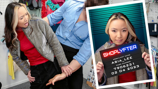 Kleine Aziatische babe Asia Lee wordt onderzocht voordat ze de pik van de beveiligingsbeambte neemt - Shoplyfter