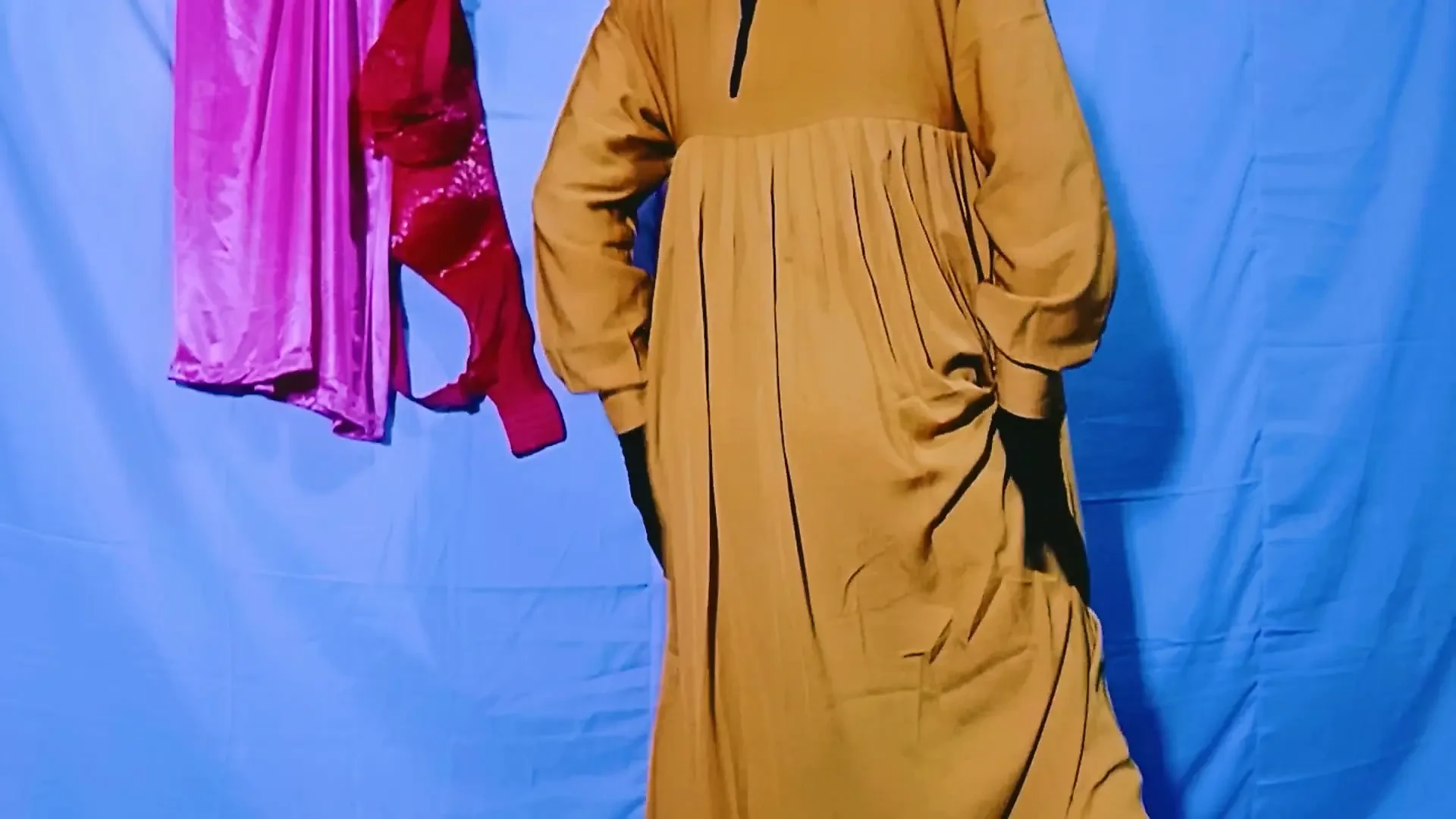 印度妻子在机器上缝纫，但她也有其他想法