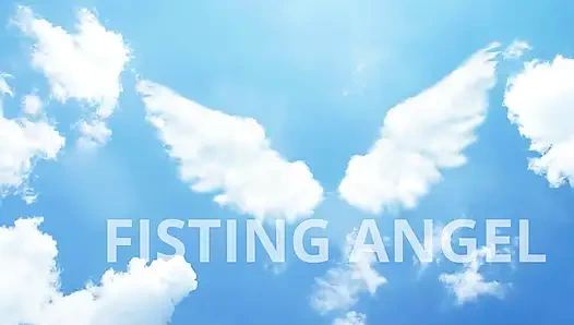 Angel'a yumruk sokuyor. Amcık parmaklama, yumruk sokma ve ayak yalama